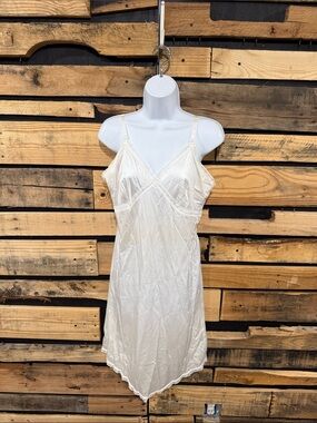 Vintage Ivory Lace Trim Union Made
Adjustable Straps Knee/Midi Slip/Dress
36‎